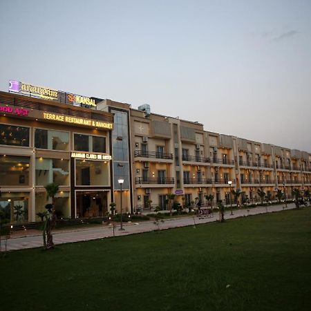 Anandam Clarks Inn Suites Vrindavan Vrindāvan Exterior foto