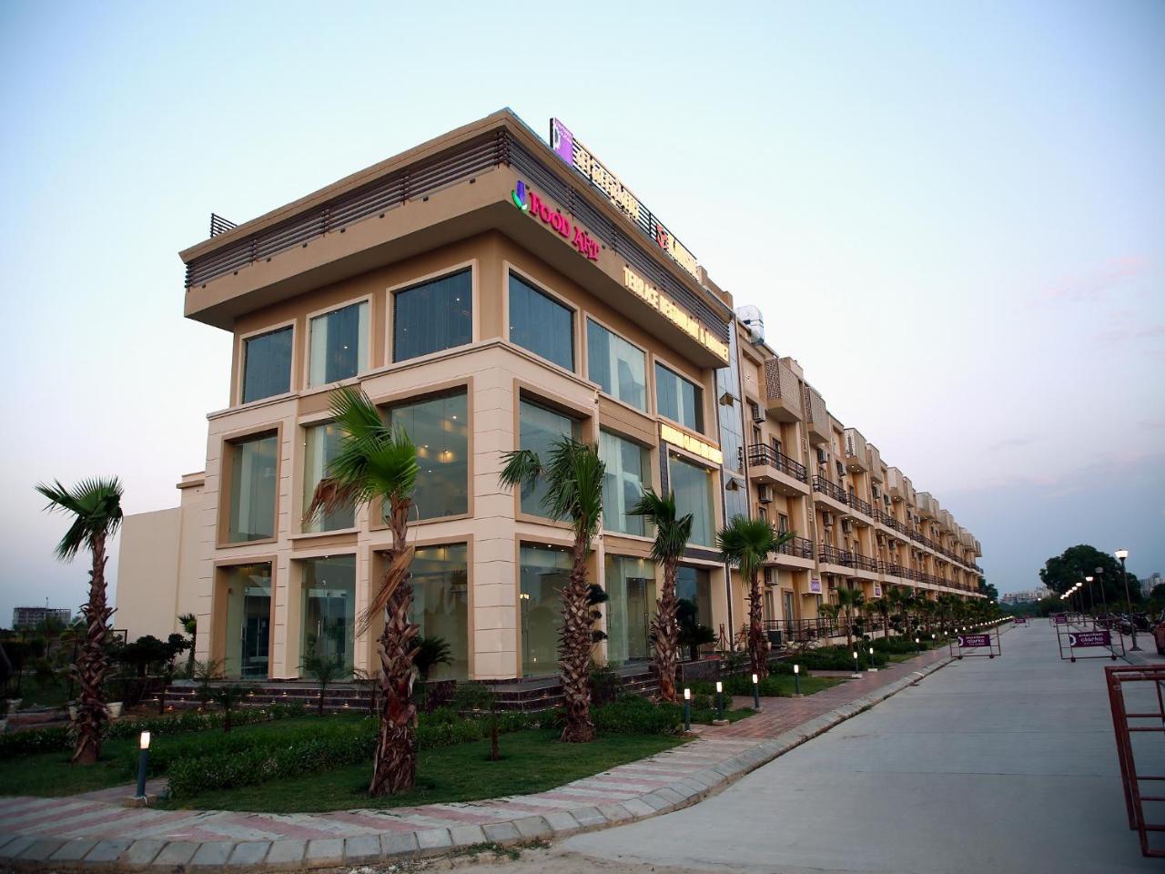 Anandam Clarks Inn Suites Vrindavan Vrindāvan Exterior foto