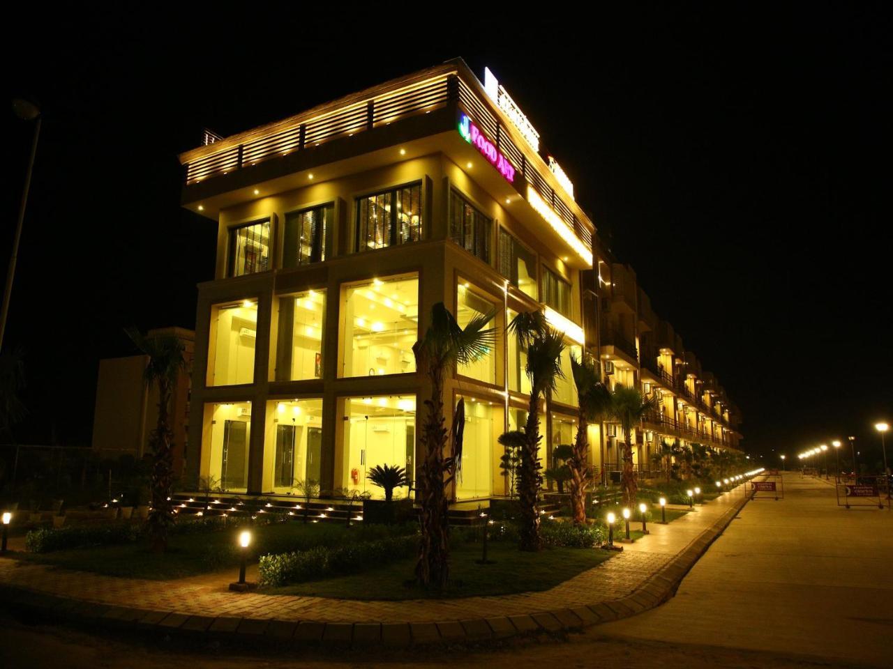 Anandam Clarks Inn Suites Vrindavan Vrindāvan Exterior foto