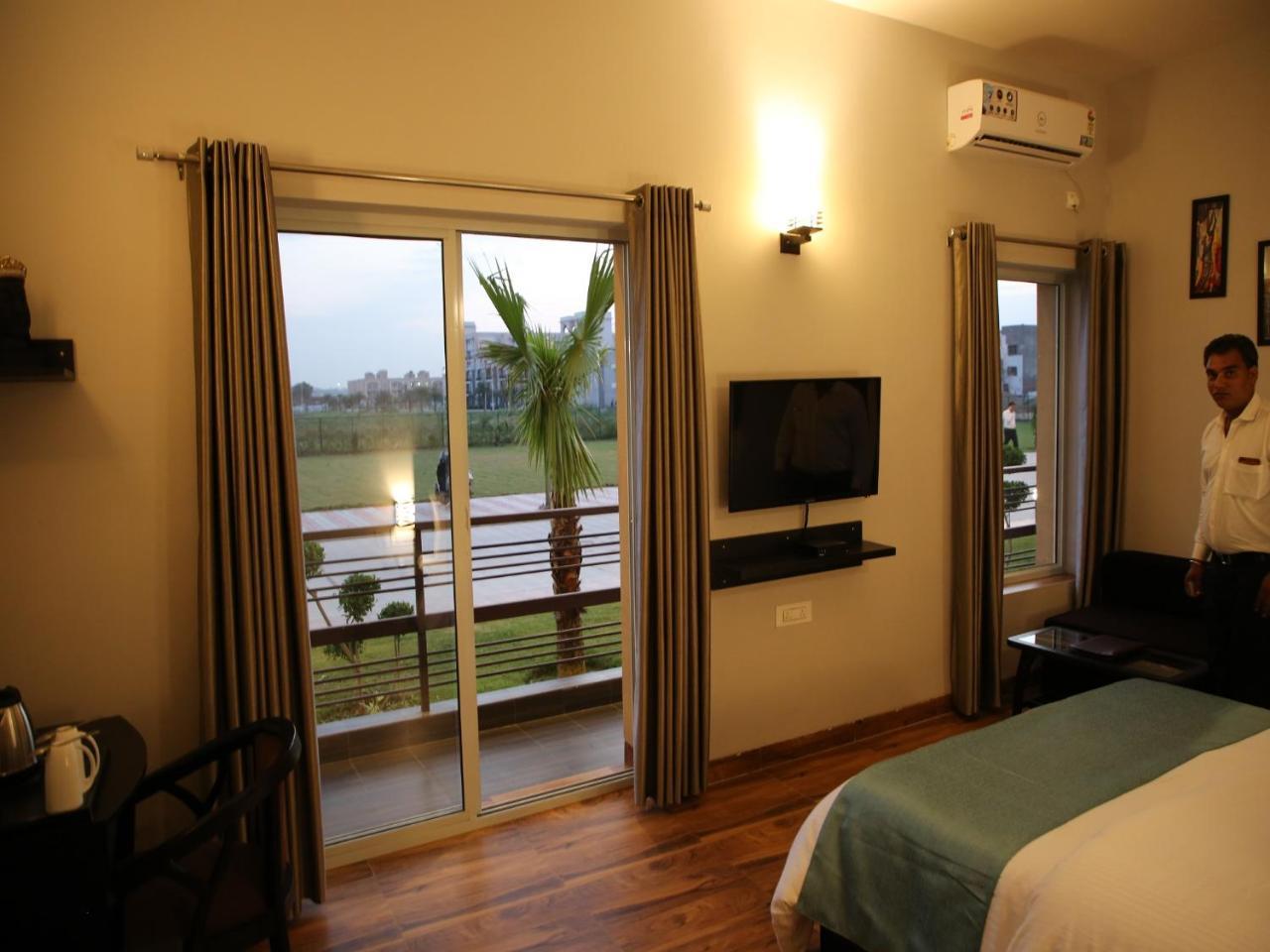 Anandam Clarks Inn Suites Vrindavan Vrindāvan Exterior foto