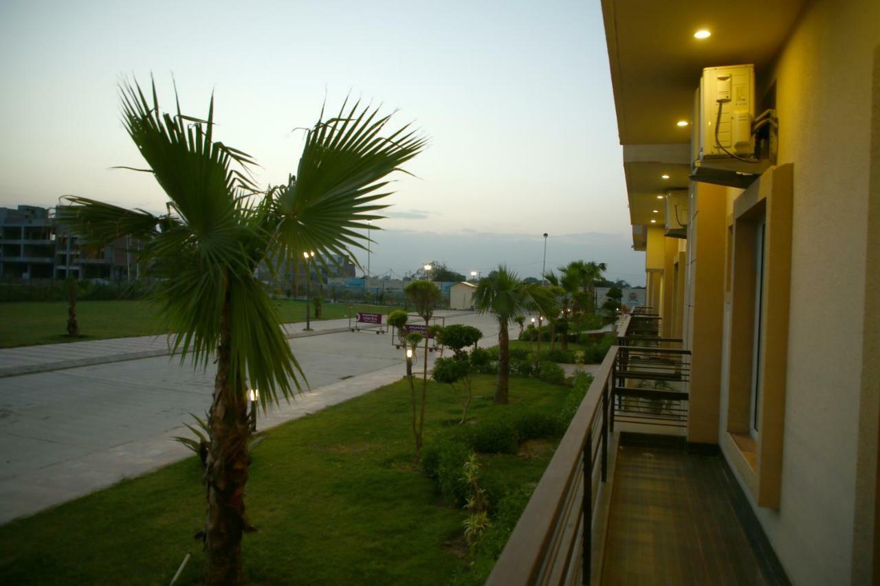 Anandam Clarks Inn Suites Vrindavan Vrindāvan Exterior foto