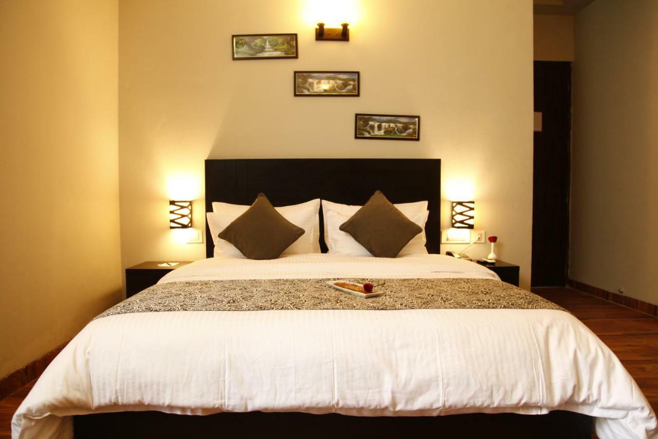 Anandam Clarks Inn Suites Vrindavan Vrindāvan Exterior foto