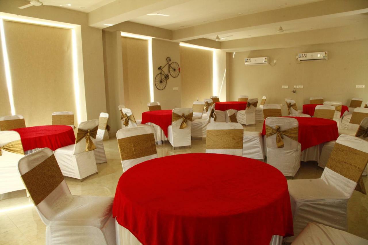 Anandam Clarks Inn Suites Vrindavan Vrindāvan Exterior foto