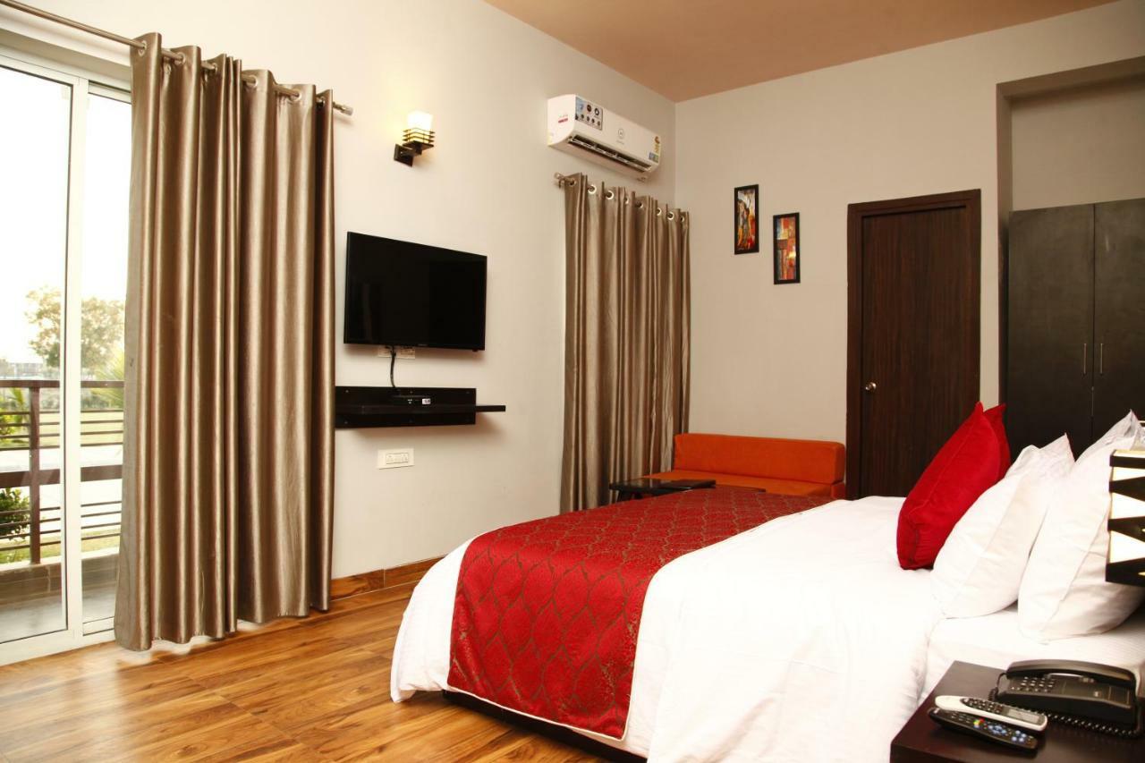 Anandam Clarks Inn Suites Vrindavan Vrindāvan Exterior foto