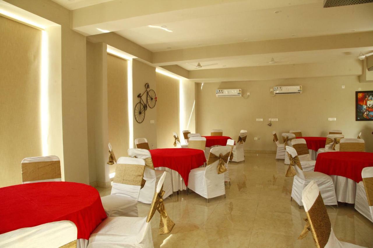Anandam Clarks Inn Suites Vrindavan Vrindāvan Exterior foto